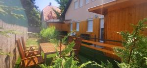加尔多尼Rigófészek Apartmanház的带桌椅和栅栏的露台