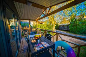 バラリュック・レ・バンにあるCamping Mas du Padreの食卓付きポーチ