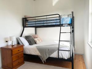 Postel nebo postele na pokoji v ubytování Budget-Friendly 3-Bedroom Stone Home Mt Gambier