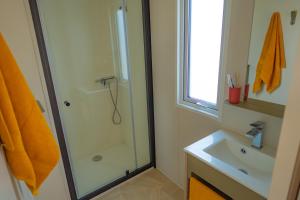 バラリュック・レ・バンにあるCamping Mas du Padreのシャワーと洗面台付きのバスルーム +30枚の写真