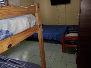 a bedroom with two bunk beds in a room at Departamento céntrico completo in Gualeguaychú