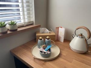 a table with a plate with toothbrushes and a kettle at 'het Haasje' in Hedel