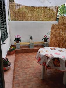 a patio with a table and some potted plants at casa cetta in Agrigento