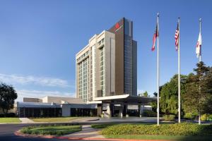 a building with two flags in front of it at Atlanta Marriott Perimeter Center in Atlanta