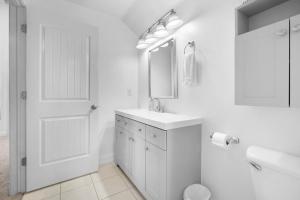 ein weißes Badezimmer mit Waschbecken und Spiegel in der Unterkunft King Beds Full Kitchen Peaceful 2br Casita Re in Washington + 29 Fotos