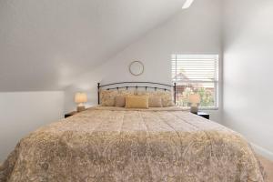 ein Schlafzimmer mit einem großen Bett mit zwei Lampen in der Unterkunft King Beds Full Kitchen Peaceful 2br Casita Re in Washington