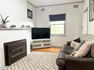 TV a/nebo společenská místnost v ubytování Budget-Friendly 3-Bedroom Stone Home Mt Gambier + 8 fotografií