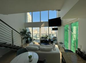 TV a/nebo společenská místnost v ubytování Skyline Serenity - Brickell On The River - Bi-Level Loft with Breathtaking Views On The Ocean + 23 fotografií