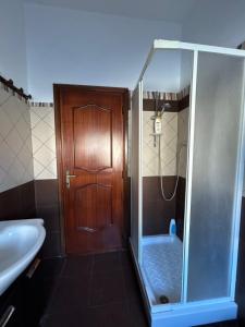 a shower with a glass door in a bathroom at Appartement moderne et lumineux à Rome Italie in Rome