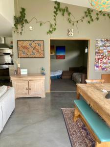 Ένα ή περισσότερα κρεβάτια σε δωμάτιο στο Tropical Oasis in the Heart of Māpua