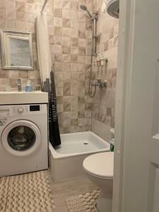 een badkamer met wasmachine en toilet bij Järveküla in Kohtla-Järve