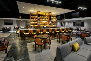 Ο χώρος του lounge ή του μπαρ στο Buffalo Marriott Niagara