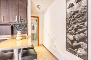 Un comedor con una mesa y un cuadro en la pared. en Marea, in the heart of the Atlantic, en Puerto Naos