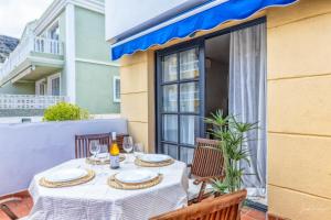 Una mesa en un balcón con una mesa y sillas. en Marea, in the heart of the Atlantic, en Puerto Naos