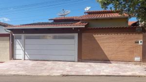 ein Haus mit einer Garage mit in der Unterkunft Cantinho Abençoado in Pirenópolis