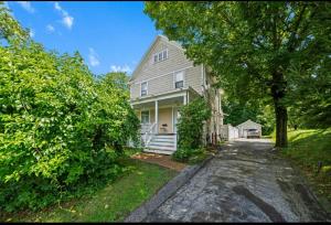 una casa blanca con una entrada delante de ella en Casa de campo para días inolvidables!, en Danbury