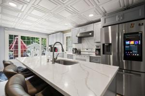 cocina con encimera blanca grande y fregadero en Casa de campo para días inolvidables!, en Danbury