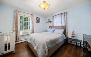 un dormitorio con una cama y una ventana en Casa de campo para días inolvidables!, en Danbury 57 fotos más