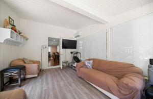 Una sala de estar con un sofá y un televisor. en Casa de campo para días inolvidables!, en Danbury