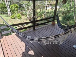una hamaca en el porche de una casa en Sítio Toca da Onça- Lumiar, en Nova Friburgo 8 fotos más