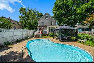 Una piscina en un patio con un cenador. en Casa de campo para días inolvidables!, en Danbury