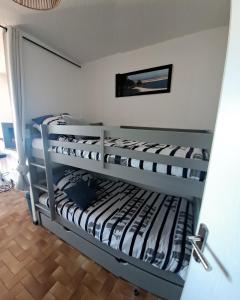 Ένα ή περισσότερα κρεβάτια σε δωμάτιο στο 200m du Village de Noël joli studio rénové 4 couchages parking vue mer splendide +45 φωτογραφίες