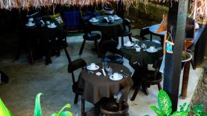 an overhead view of a restaurant with tables and chairs at Canto Verde sua casa na ilha grande in Abraão +43 photos