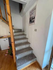 Bassano RomanoにあるCasa Yogaの壁に絵が掛かっている部屋に続く階段