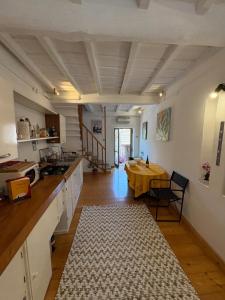 Bassano RomanoにあるCasa Yogaのテーブルとダイニングルームのあるキッチン