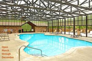 een groot zwembad in een gebouw met ramen bij Pure Mountain Pleasure in Sevierville