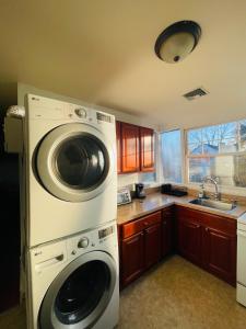 Elkins ParkにあるApartment In Elkins Parkのキッチン(洗濯機、シンク付)