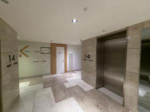 eine Lobby mit Aufzügen und Türen in einem Gebäude in der Unterkunft Premium Sea Horizon Orbi City in Angisa + 2 Fotos