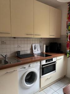a kitchen with a washing machine and a sink at Ferienwohnung Held in Obertraun