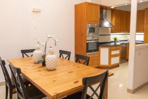 une cuisine et une salle à manger avec une table en bois dans l'établissement VV El Laurel, à Los Llanos de Aridane 9 autres photos