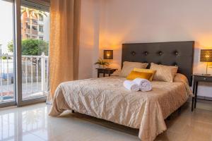 une chambre avec un lit avec deux serviettes dessus dans l'établissement VV El Laurel, à Los Llanos de Aridane