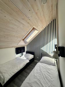 Ένα ή περισσότερα κρεβάτια σε δωμάτιο στο Dom w Zatoce +16 φωτογραφίες