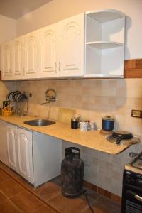 Η κουζίνα ή μικρή κουζίνα στο Pauline Guest House