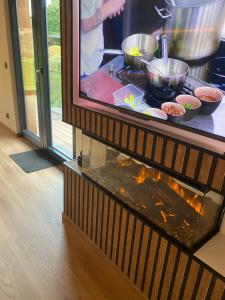 Una cocina con una parrilla con comida encima en La Roanneuse - Cosy Chalet, en Francorchamps