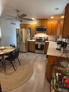 een keuken met een tafel en een koelkast en een tafel en stoelen bij The Loyola in Pueblo