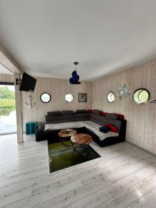 Χώρος καθιστικού στο Dom na wodzie