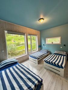 Ένα ή περισσότερα κρεβάτια σε δωμάτιο στο Dom na wodzie