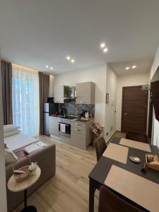 Una sala de estar y una cocina con un sofá y una mesa. en Bala Dream House, en Verano Brianza