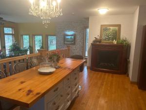 sala de estar con chimenea y mesa de comedor en Bed and breakfast suite at the Wooded Retreat, en Pine City