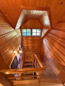Ujsoły Chill House في ويسولي: اطلالة علوية على درج في كابينة خشبية