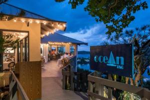 un ristorante con un cartello che recita "Ocean Uso" di Point Pleasant Resort a Frydendal Altre 65 foto