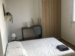 Кровать или кровати в номере Chambre Privée Cosy- Dans Appartement Moderne en Colocation- Tram A-V1-2
