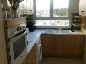 Кухня или мини-кухня в Chambre Privée Cosy- Dans Appartement Moderne en Colocation- Tram A-V1-2
