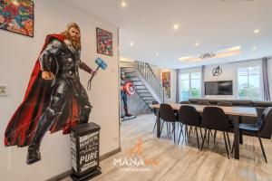 Un mural de superhéroes en la pared de un comedor en The Avengers House, en Magny-le-Hongre