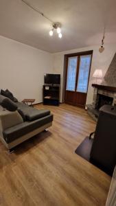 a living room with a couch and a fireplace at Il Bucaneve in Mollia