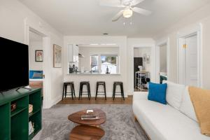 TV a/nebo společenská místnost v ubytování New! The South Hill Sanctuary-4 min to Manito Park